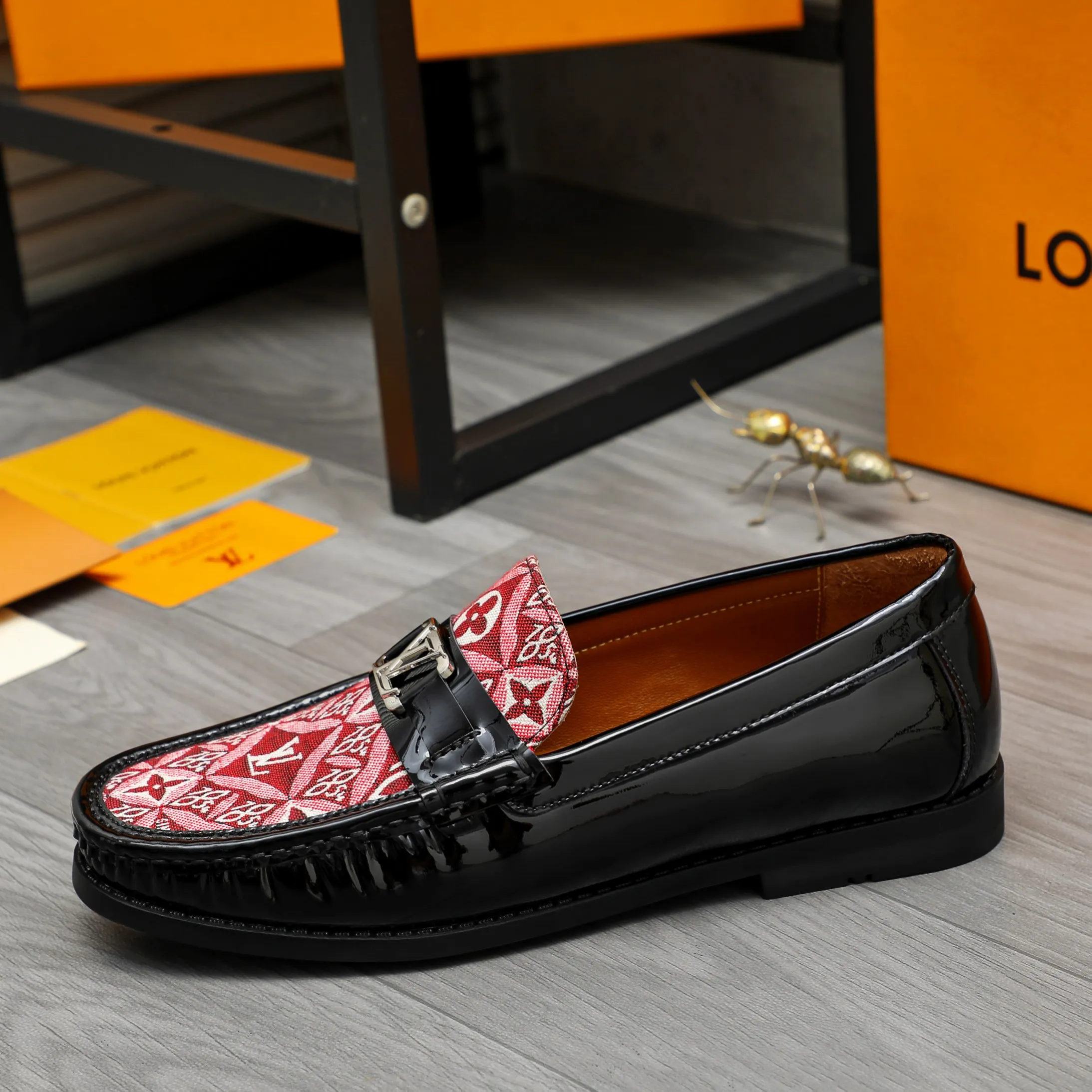 Men's shoes 💰400 Product trademark: LV "Louis Vuitton" casual slip-on shoes Regular size: 38-45 (45 is custom-made and non-returnable) Product material: Selected breathable fabric spliced ​​patent cowhide upper, cowhide lining, rubber outsole